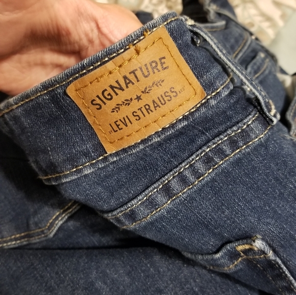 Size 18 Levi's Mid-rise bootcut jeans. - Picture 3 of 5